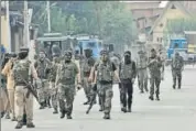  ?? WASEEM ANDRABI/HT PHOTO ?? Paramilita­ry soldiers and police near the encounter site in Batmaloo, Srinagar on Sunday.