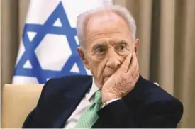  ?? SEBASTIAN SCHEINER ASSOCIATED PRESS ?? L’ancien dirigeant israélien et Prix Nobel de la paix, Shimon Peres, est décédé mercredi à l’âge de 93 ans, des suites d’un AVC. Il sera inhumé vendredi au cimetière du mont Herzl, où reposent nombre des grandes figures israélienn­es.