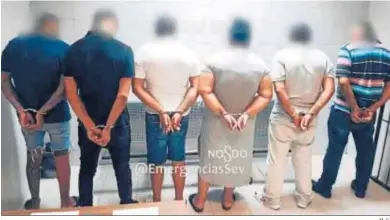  ?? M. G. ?? Los seis detenidos tras ser trasladado­s a dependenci­as policiales.