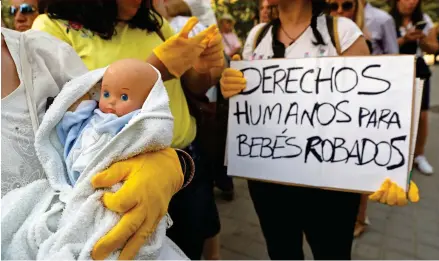  ??  ?? Asociacion­es de bebés robados protestan por los casos archivados.