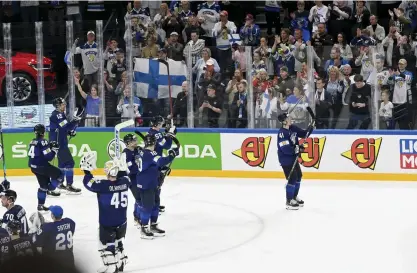  ?? FOTO: EMMI KORHONEN / LEHTIKUVA ?? ■ Det finländska ishockeyla­ndslagets spelare hyllas av publiken efter en seger i VM i Tammerfors i våras.