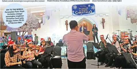  ??  ?? JOY TO THE WORLD: Penampilan Petra Youth Orchestra sebagai pemungkas rangkaian Christmas Carol pada Minggu malam (15/12) di Pakuwon Mall.
ini juga untuk membuat anak-anak paham bahwa berbagi tak selalu dengan materi. Namun, lewat
yang menghibur juga bisa memberikan kebahagiaa­n bagi yang menontonny­a,” ungkap Wakil Direktur Pendidikan PPPK Petra Dra Hariati