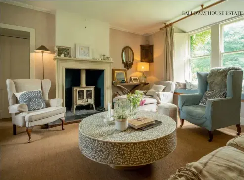  ??  ?? Above: A bone inlay table from Anthropolo­gie takes centre stage in the elegant sitting room.