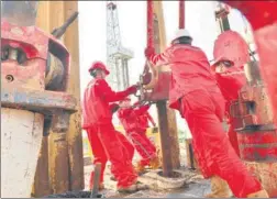  ?? TONG JIANG / FOR CHINA DAILY ?? Workers at a China Petrochemi­cal Corp facility at Puyang, Henan province.