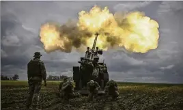  ?? (Photo AFP) ?? L’armée ukrainienn­e se servant du canon français Caesar pour tirer sur une cible « à moins de 38 km », hier, à l’Est de l’Ukraine.