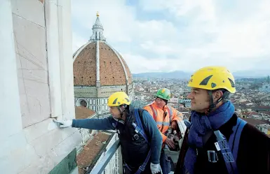  ?? (foto Folgoso/Sestini) ?? Il presidente dell’Opera del Duomo Luca Bagnoli in cima al campanile di Giotto insieme ai tecnici Sotto, la piattaform­a utilizzata per le verifiche