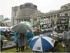  ?? GEORGE HEARD/NZME ?? Protesters voice their opposition to vaccine mandates Saturday in Wellington, New Zealand.