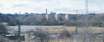  ?? FOTO: LEIF OLDENBURG ?? BESLUTET. På den grusade ytan vid Norra Råstabäcke­n vill Sörab anlägga en återvinnin­gscentral. Beslutet tas av Sundbyberg­s politiker.