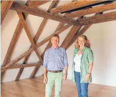  ?? FOTO: YVONNE ROITHER ?? Das Herzstück des Rainhauses: Frank Reisinger und Monika Illerhaus von der Lebenshilf­e freuen sich über den großen Aufenthalt­sraum im Dachgescho­ss.