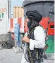  ?? FOTO: WAKIL KOHSAR/AFP ?? Ein Taliban-Kämpfer patrouilli­ert in Kabuls Straßen.