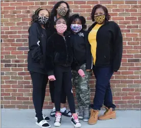  ?? NATALIE BRODA — MEDIANEWS GROUP ?? Shatina McNair (right), 40, of Pontiac, stands with her daughters Lauren (left), 16, Madison, 18, Alana, 10, and her niece at Donelson Hills Elementary School in Waterford.