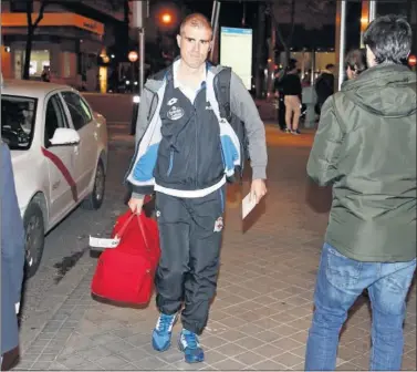  ??  ?? PREPARADO. El entrenador del Deportivo Gaizka Garitano a su llegada a Madrid.