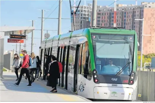  ?? JAVIER ALBIÑANA ?? Un grupo de viajeros abandona uno de los trenes del Metro de Málaga, en una imagen de archivo.