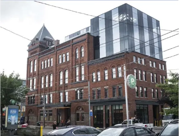  ?? EDUARDO LIMA/METRO ?? Broadview Hotel’s new rooftop atrium has a bar and outdoor terrace, with all-glass walls.