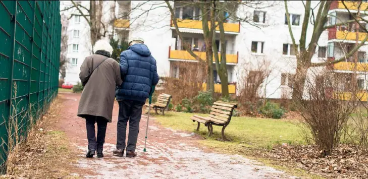  ?? ?? Für viele Ältere reicht die Rente nicht zum Leben. In Ostdeutsch­land liegt das auch daran, dass ihnen erworbene Ansprüche vorenthalt­en werden.