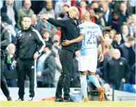  ?? — Gambar AFP ?? GUARDIOLA (kiri) bertikam lidah dengan Mateu (tidak kelihatan) pada masa rehat pada aksi di Stadium Etihad, Manchester Selasa lepas.