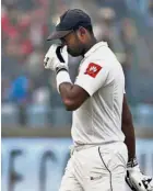  ?? — AP ?? Hard to breathe: Sri Lanka’s Angelo Mathews covering his nose during the third day of their third Test match against India in New Delhi yesterday.