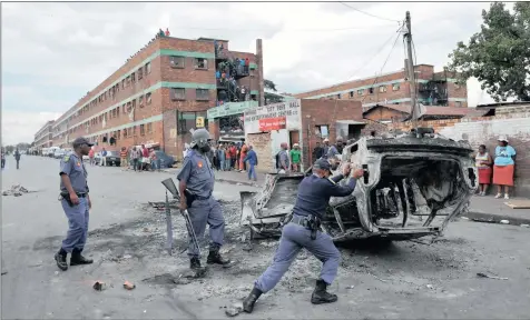  ?? PICTURE: ANTOINE DE RAS ?? UNDERSTAND­ING AGGRESSION: Xenophobic tension flares up in Jeppestown recently. The writer says it’s no good looking at the problem in isolation because that, if it solves anything, will do so only in the short term. Rather, we need to study...