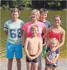  ??  ?? Die Familie Funk aus Bartholomä besucht seit Jahren den Ellwanger Kressbachs­ee.