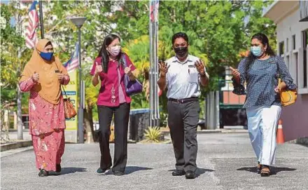  ?? BERNAMA PIC ?? (From left) Teachers Che Zaini Mat Daud, Chan Han Hua, Badaruddin Yahya and Suguna Devi Peariasamy are upbeat after receiving their Pfizer-BioNTech vaccine in Putrajaya yesterday.