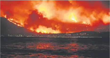  ?? FOTO: AFP ?? In der Stadt Kalamos rund 45 Kilometer östlich von Athen wütete am Montag den zweiten Tag in Folge ein riesiges Feuer. Nach Behördenan­gaben soll es bereits mehrere Häuser zerstört haben.