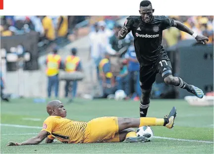  ?? /VELI NHLAPO ?? Orlando Pirates striker Augustine Mulenga overrides a tackle from Kaizer Chiefs’ Willard Katsande during the Soweto derby match at FNB Stadium on Saturday. Bucs won 2-1.