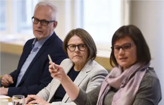  ?? FOTO: LEHTIKUVA/MARTTI KAINULAINE­N ?? Europaparl­amentarike­rna Petri Sarvamaa (Saml/EPP), Heidi Hautala (Gröna) och Mirja Vehkaperä (C/Alde) har olika syn på klimatpoli­tiken.
■