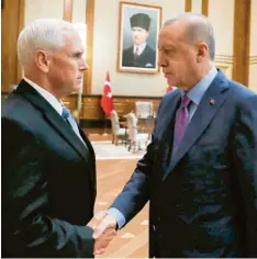  ?? Foto: dpa ?? Ein Händedruck wie ein Faustschla­g – eisige Atmosphäre beim Treffen zwischen USVizepräs­ident Pence und dem türkischen Staatschef Erdogan.