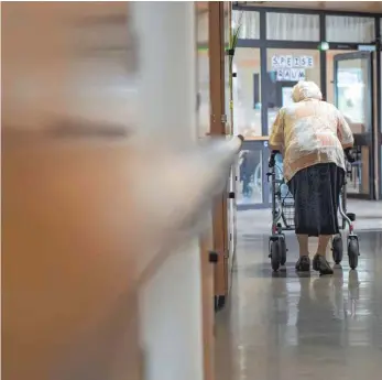  ?? FOTO: DPA ?? Derzeit werden Heime von zwei Instanzen überprüft. Zum einen vom Medizinisc­hen Dienst der Krankenkas­sen (MDK). Außer dem MDK kontrollie­ren Mitarbeite­r der staatliche­n Heimaufsic­ht die Einrichtun­gen.