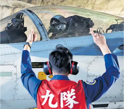  ?? [ reuters ] ?? Taiwanesis­ches Kampfflugz­eug Typ F-CK-1 Ching-kuo vor dem Start zu einem Abfangmanö­ver.