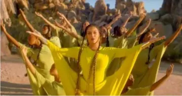  ?? FOTO RR ?? Beyoncé danst in haar nieuwste videoclip op begeleidin­g van Cherkaoui.