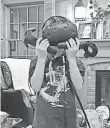  ?? EDWARD C. BAIG ?? Samuel Baig, 9, had a ball testing the Vive headgear.