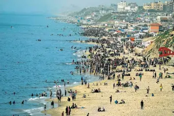  ?? ?? Palestinos desplazado­s en la playa al oeste de Deir Al Balah, sur de la Franja de Gaza.