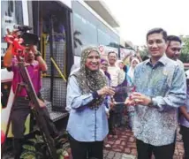  ??  ?? Mohamed Azmin launching a ‘Selangor Smart Bus’ free public transporta­tion service at the Kuala Selangor Sport Complex yesterday.