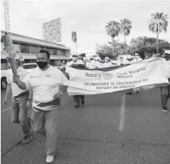  ?? ARMANDO TALAVERA ?? >Con la antorcha rotario inició la marcha por la ciudad.