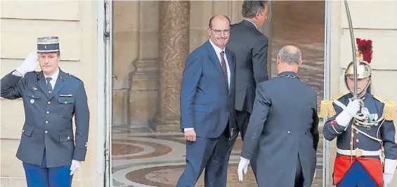  ?? EFE ?? Al poder. El nuevo primer ministro francés, Jean Castex, en el momento de llegar al hotel Mantignon al finalizar la ceremonia de asunción.