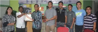  ??  ?? Youth and Sports Department state director Mohd Nizam Ismail (second left) presents a memento to Jamit.