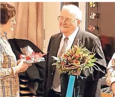  ?? FOTO: FOTO: MFCR ?? Blumen, Präsente und auch die goldene Ehrennadel. Willi Neukamp bei der Auszeichnu­ng durch den Chorverban­d Nordrhein-Westfalen