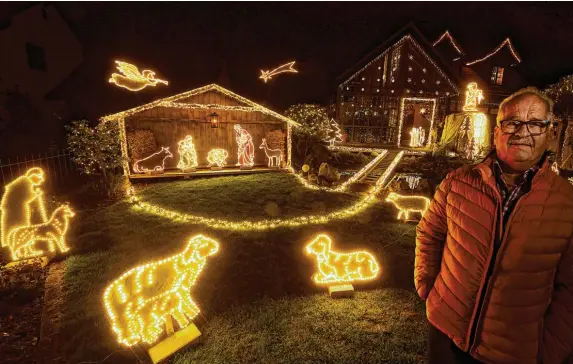  ?? Fotos: Bernhard Weizenegge­r ?? Wenn Josef Glogger aus Balzhausen die Weihnachts­lichter in seinem Garten anmacht, geht die Straßenlat­erne gegenüber aus.