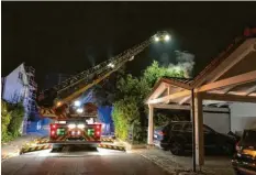  ?? Foto: Franz Müßler ?? Am Sonntagmor­gen war die Feuerwehr Friedberg mit ihrer neuen Drehleiter im Ein‰ satz, um den Brand an der Arbeiterun­terkunft zu löschen.