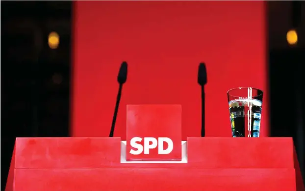  ?? Foto: AFP/Tobias Schwarz ?? Wer soll die SPD aus der Krise führen? Ein Teil der Parteilink­en fordert den Rücktritt der gesamten Führung.