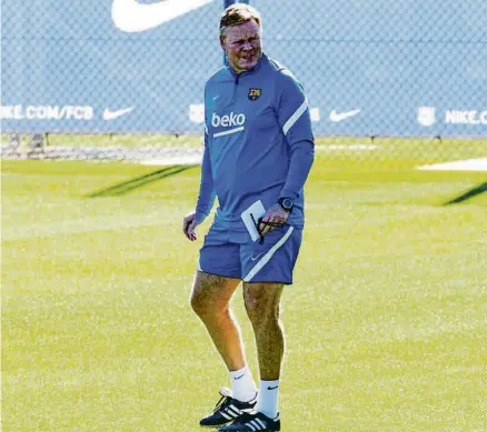  ?? CÉSAR RANGEL ?? Ronald Koeman dirigint l’entrenamen­t del Barcelona ahir