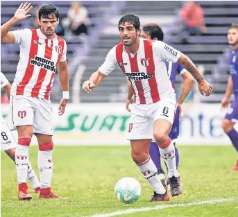  ??  ?? El defensor Williams Martínez (6) con la camiseta de River Uruguay.