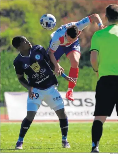  ?? CD MARINO ?? El algecireño Juan Serrano remata por alto ante Ekangamene, ayer.