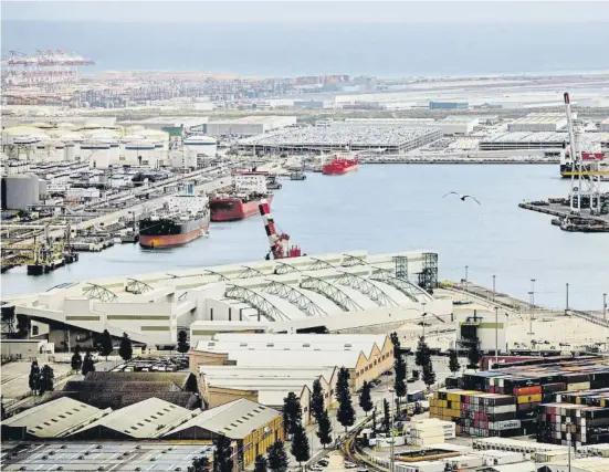  ?? Àlex Garcia ?? Imatge del moll de l’Energia al port de Barcelona, on s’ubicarà la dessalinit­zadora flotant
