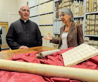  ??  ?? Monsignor Domenico Viola e l’archivista Sonia Puccetti dentro l’Archivio della basilica di San Lorenzo