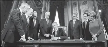  ?? JONATHAN ERNST/ THE ASSOCIATED PRESS ?? President Barack Obama signs a proclamati­on to commemorat­e his inaugurati­on in Washington on Monday.