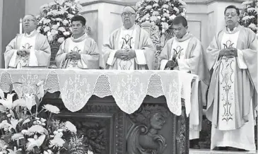  ?? Raúl Solís ?? VERACRUZ, Ver.- El cardenal Sergio Obeso, acompañado del obispo Martín del Campo y sacerdotes/