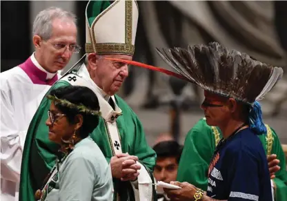  ?? AFP ?? Indígenas amazónicos participar­on ayer en la ceremonia celebrada por el papa Francisco en la basílica de San Pedro, en el Vaticano. El pontífice criticó la devastació­n que vive la Amazonia.