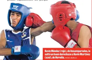  ?? RAFAEL MURILLO ?? Kevin Méndez (rojo), de Desamparad­os, le soltó un buen derechazo a Kevin Martínez (azul), de Heredia.